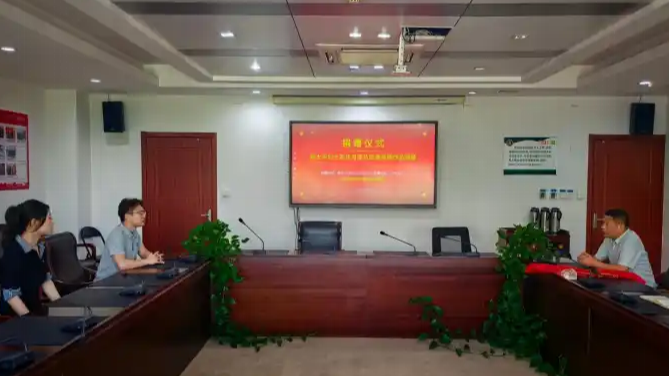 南京大学生用彩色肖像让英雄“开口”热搜配图